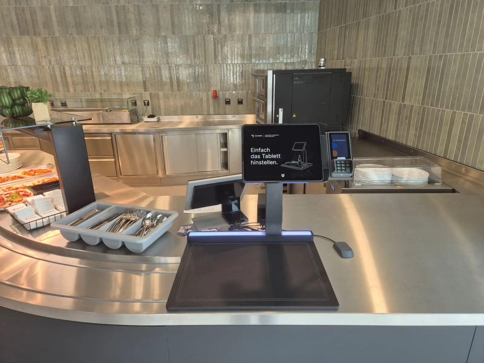 Ausgabetheke im Betriebsrestaurant mit Tablett-Scanner, Kassenbildschirm und Kartenterminal