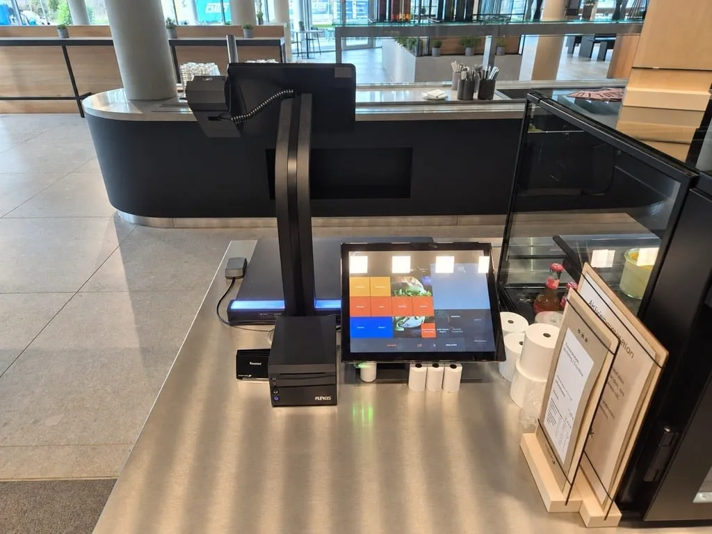 Kassenplatz mit Tablett-Scanner, Touchkasse und Bondrucker an der Ausgabe